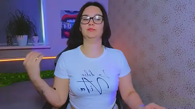 Snapshot of EsterLogan chatting on November 2025 10:19:02 AM EsterLogan online show from November 2025 10:19:02 AM