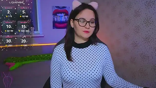 Snapshot of EsterLogan chatting on October 2025 09:51:01 AM EsterLogan online show from October 2025 09:51:01 AM