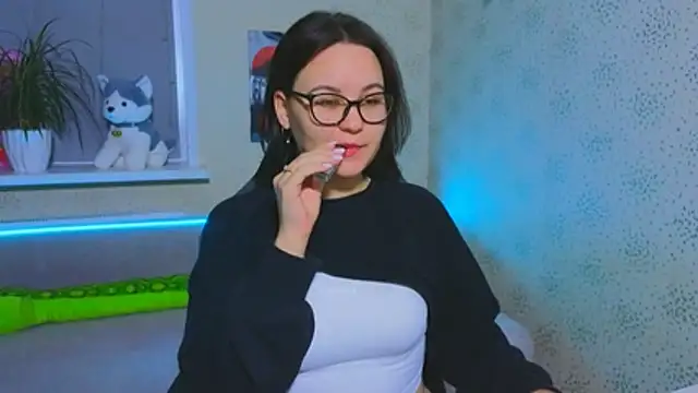 Snapshot of EsterLogan chatting on December 2025 08:05:02 AM EsterLogan online show from December 2025 08:05:02 AM