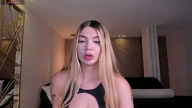 NiaHolland online show from May 2026 06:26:02 PM