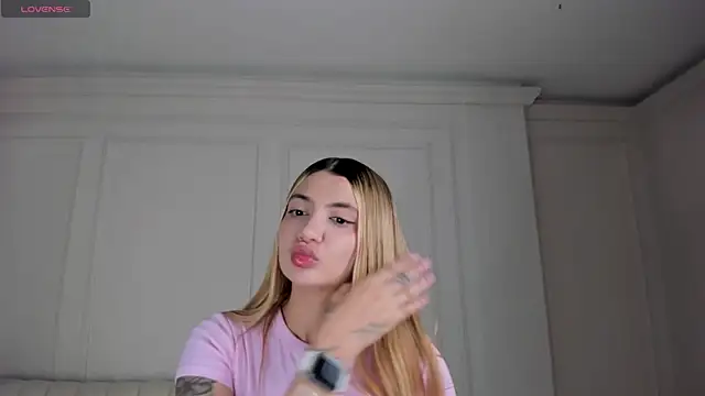 NiaHolland online show from April 2026 08:28:01 PM