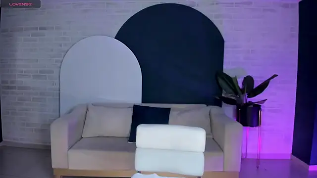 NiaHolland online show from May 2026 11:50:01 PM