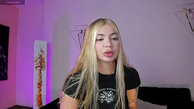 NiaHolland online show from June 2026 08:14:02 PM