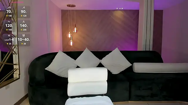 NiaHolland online show from April 2026 07:43:02 PM