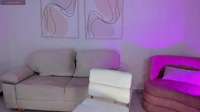 NiaHolland online show from June 2026 06:13:01 PM