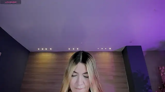 NiaHolland online show from April 2026 06:14:02 PM