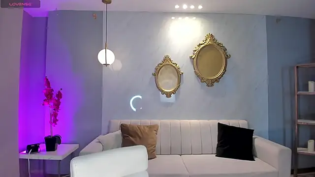 NiaHolland online show from April 2026 08:03:02 PM