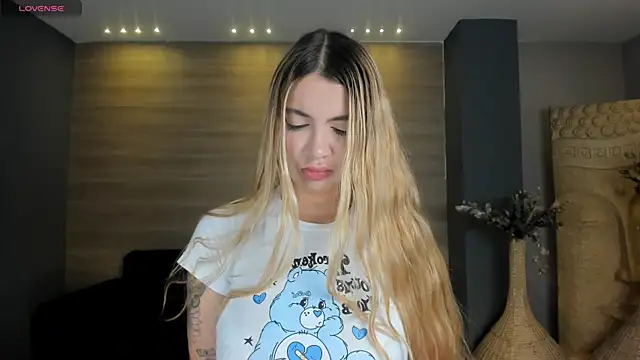 NiaHolland online show from May 2026 05:16:02 PM