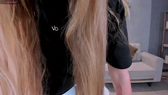 NiaHolland online show from December 2025 07:07:02 PM