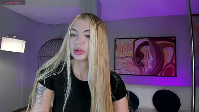 NiaHolland online show from June 2026 07:15:01 PM