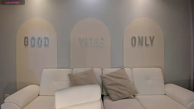 NiaHolland online show from October 2025 06:09:02 PM