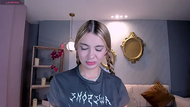 NiaHolland online show from September 2025 06:51:01 PM