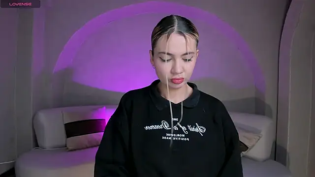 NiaHolland online show from October 2025 11:33:01 AM