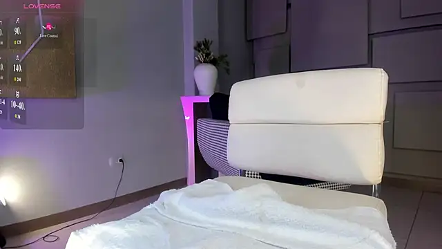 NiaHolland online show from December 2025 08:04:02 PM