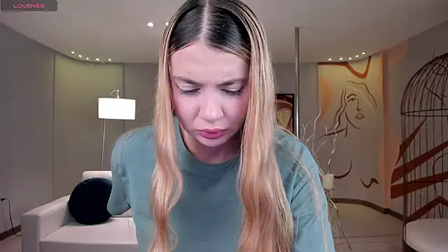 NiaHolland online show from May 2026 07:17:02 PM