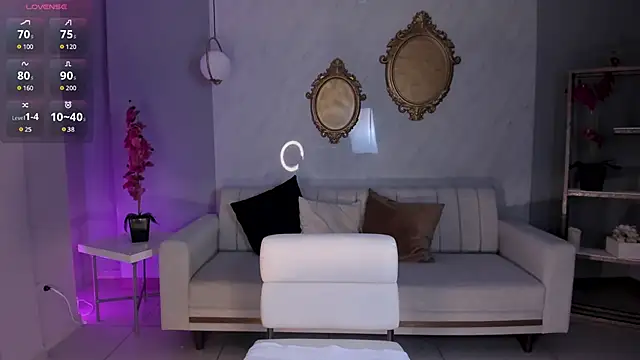 NiaHolland online show from February 2025 08:00:01 PM