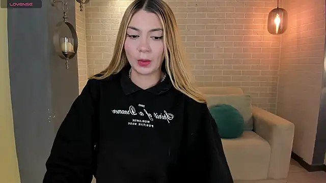 NiaHolland online show from October 2025 06:08:01 PM