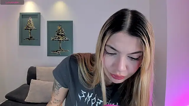NiaHolland online show from May 2026 12:00:02 PM