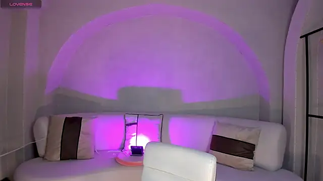 NiaHolland online show from October 2025 07:35:01 PM