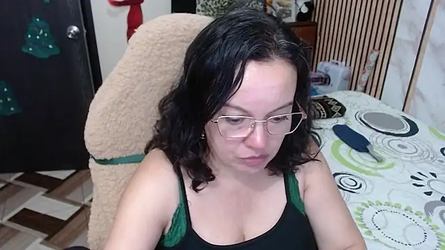 Sonialorens  online show from December 2025 12:02:01 AM