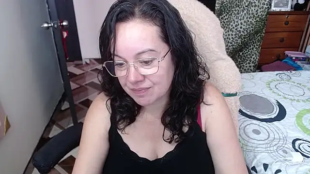 Sonialorens  online show from December 2025 02:43:02 PM