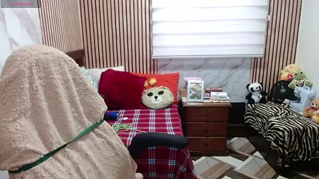 Sonialorens  online show from April 2026 11:07:02 PM