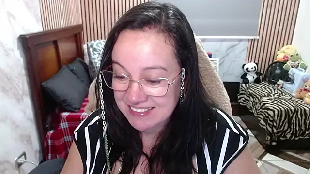 Sonialorens  online show from April 2026 04:33:01 PM