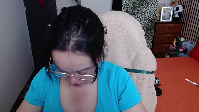 Sonialorens  online show from December 2025 02:49:02 PM