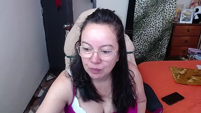 Sonialorens  online show from November 2025 12:28:02 PM