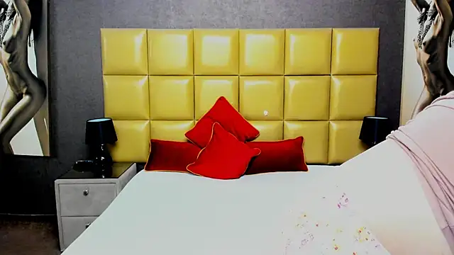 KiraLeila online show from April 2026 04:55:01 PM