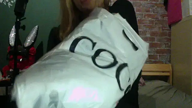 Lisavontease online show from November 2025 08:42:01 PM