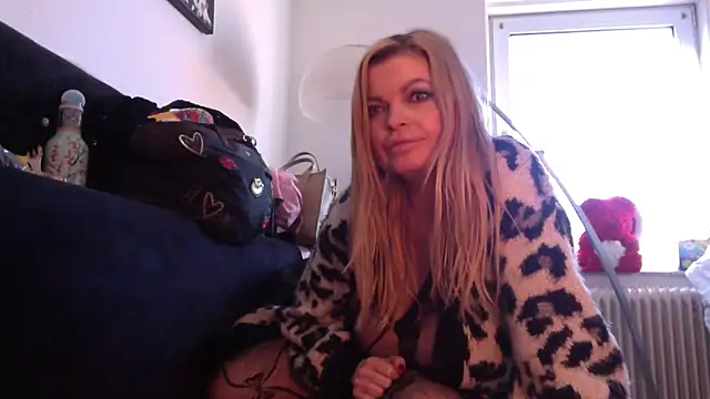 Snapshot of Lisavontease chatting on March 2026 10:37:01 AM Lisavontease online show from March 2026 10:37:01 AM