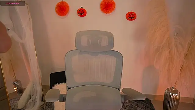 LaraBaker online show from October 2025 11:09:01 AM