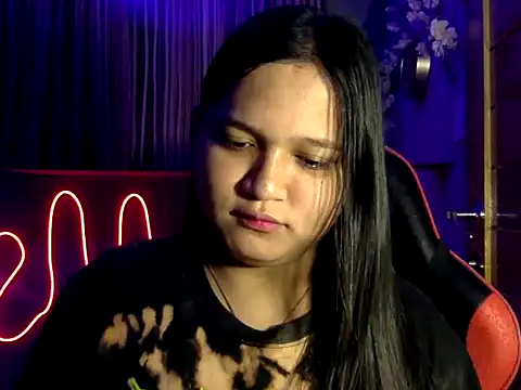 Snapshot of EmpressYna chatting on November 2025 08:40:01 AM EmpressYna online show from November 2025 08:40:01 AM