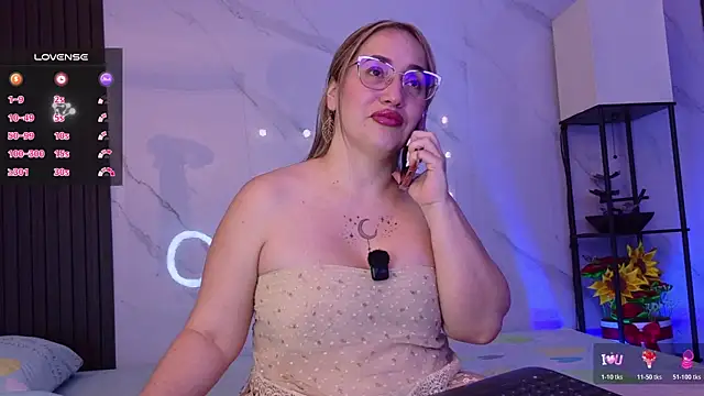 Snapshot of hotpawgmilf chatting on June 2026 12:29:02 AM hotpawgmilf online show from June 2026 12:29:02 AM