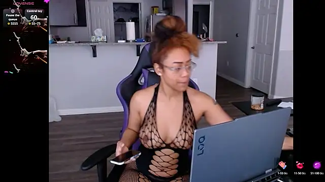 Snapshot of RylHoneyy chatting on July 2026 08:19:01 PM RylHoneyy online show from July 2026 08:19:01 PM
