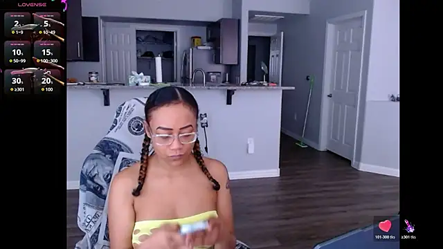 Snapshot of RylHoneyy chatting on June 2026 08:21:02 PM RylHoneyy online show from June 2026 08:21:02 PM