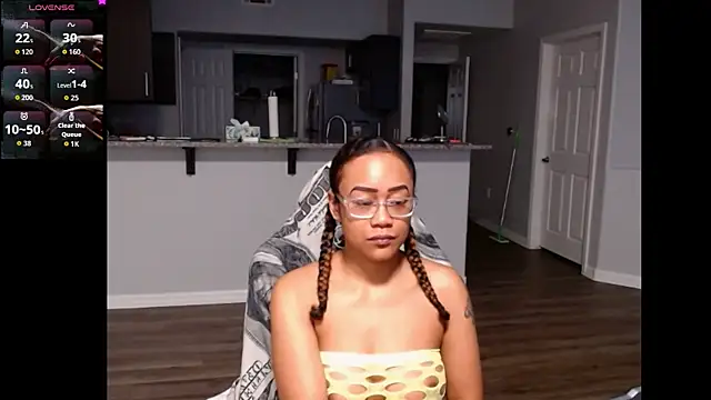 Snapshot of RylHoneyy chatting on June 2026 02:33:02 AM RylHoneyy online show from June 2026 02:33:02 AM