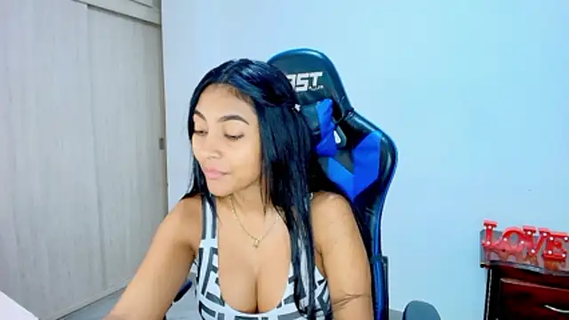 sophiax-x online show from December 2025 01:14:02 PM