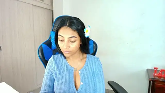 Snapshot of sophiax-x chatting on November 2025 07:03:01 PM sophiax-x online show from November 2025 07:03:01 PM