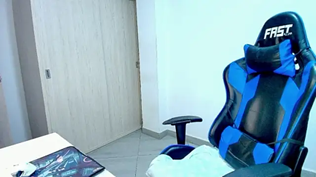 Snapshot of sophiax-x chatting on November 2025 11:37:02 PM sophiax-x online show from November 2025 11:37:02 PM