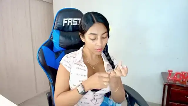 Snapshot of sophiax-x chatting on December 2025 05:36:01 PM sophiax-x online show from December 2025 05:36:01 PM