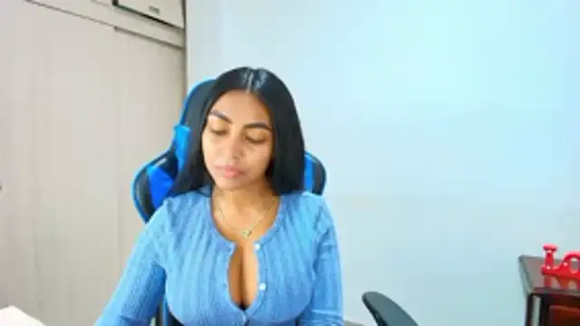 Snapshot of sophiax-x chatting on November 2025 03:05:01 PM sophiax-x online show from November 2025 03:05:01 PM