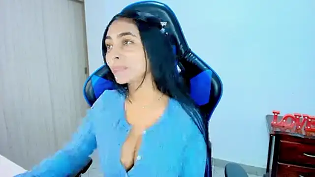 Snapshot of sophiax-x chatting on December 2025 04:13:01 PM sophiax-x online show from December 2025 04:13:01 PM