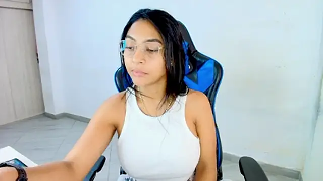 sophiax-x online show from March 2026 01:33:01 PM