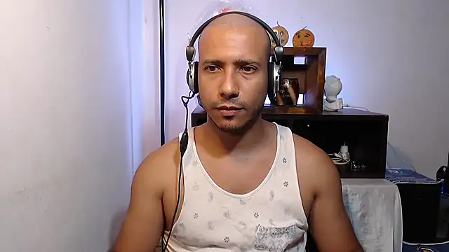 Snapshot of thommerxxx chatting on June 2026 12:18:01 AM thommerxxx online show from June 2026 12:18:01 AM