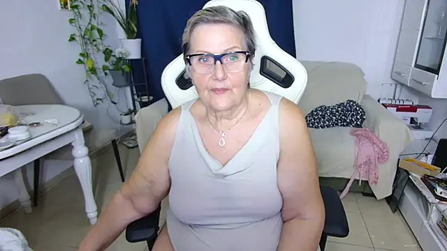 Snapshot of Selenna57 chatting on April 2026 05:08:02 PM Selenna57 online show from April 2026 05:08:02 PM