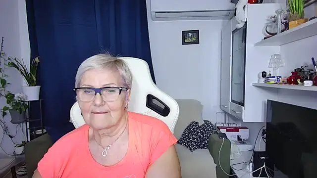 Snapshot of Selenna57 chatting on April 2026 05:37:01 PM Selenna57 online show from April 2026 05:37:01 PM