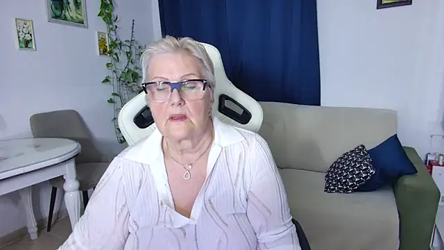 Snapshot of Selenna57 chatting on April 2026 05:30:01 PM Selenna57 online show from April 2026 05:30:01 PM