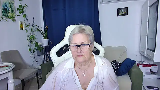 Snapshot of Selenna57 chatting on April 2026 05:39:01 PM Selenna57 online show from April 2026 05:39:01 PM